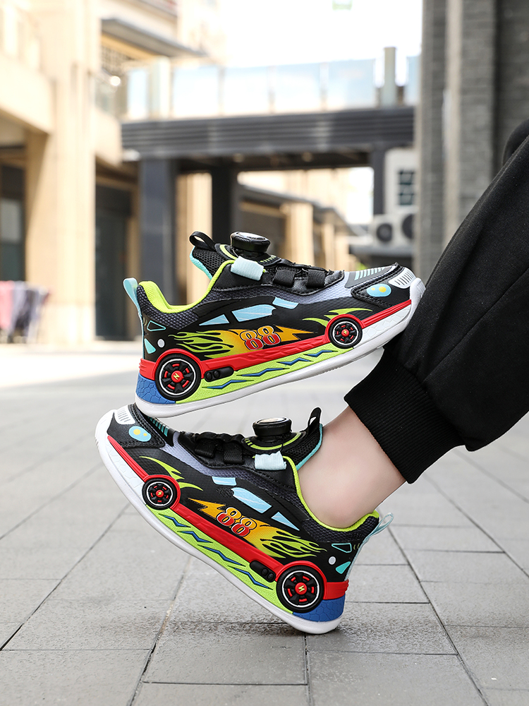 孩子穿着布洛鱼童鞋快乐奔跑