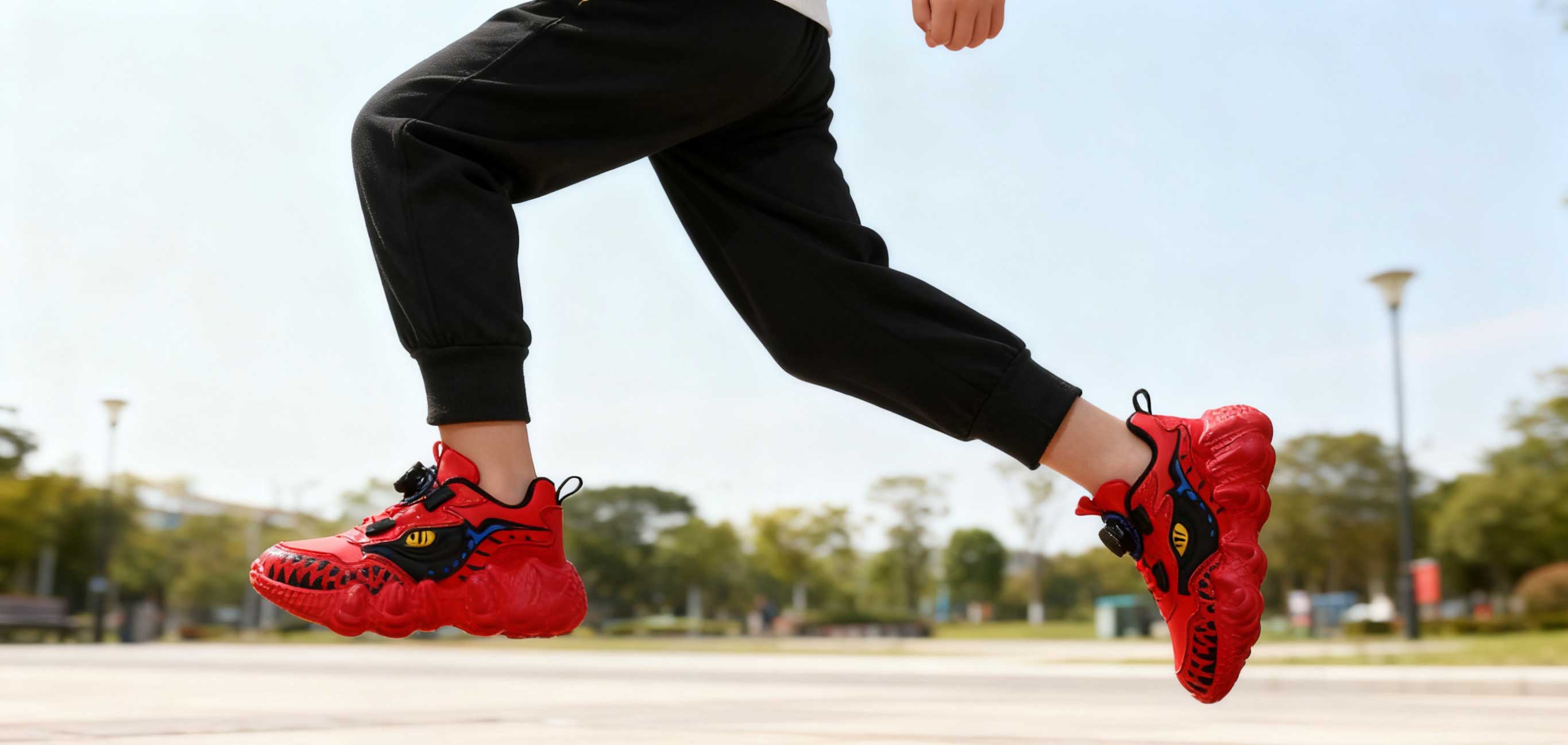 儿童快乐奔跑的背景